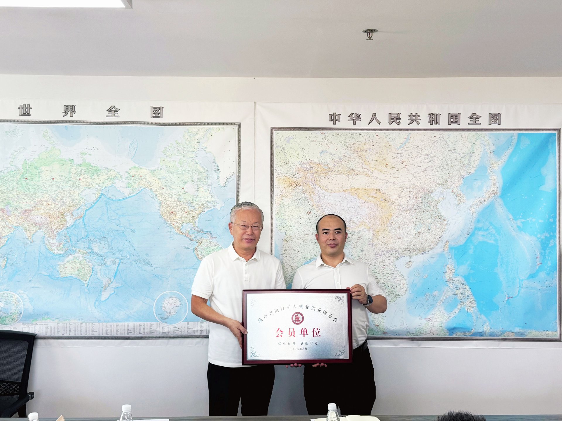 理事长屈小鹏向杨晨授牌合影